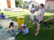 Společné odpoledne rodičů a dětí - natírání popelnic